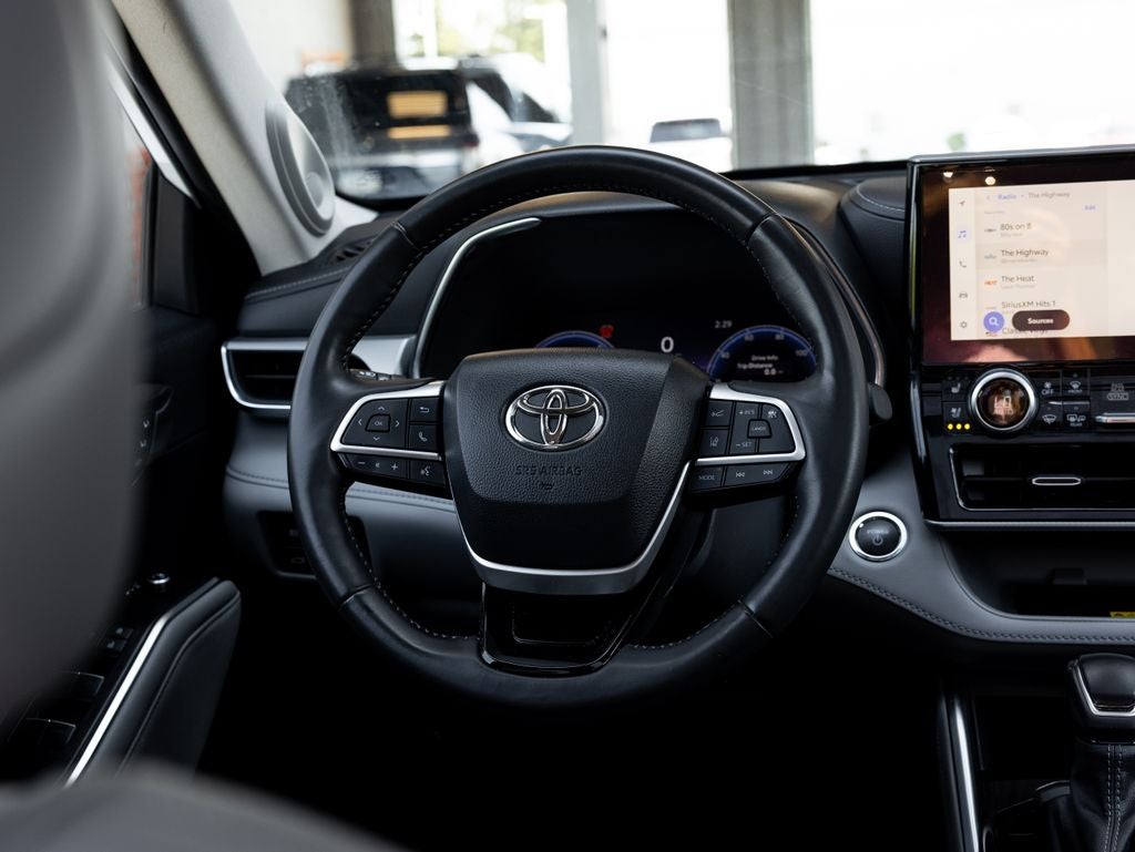 2023 Toyota Highlander Hybrid Platinum