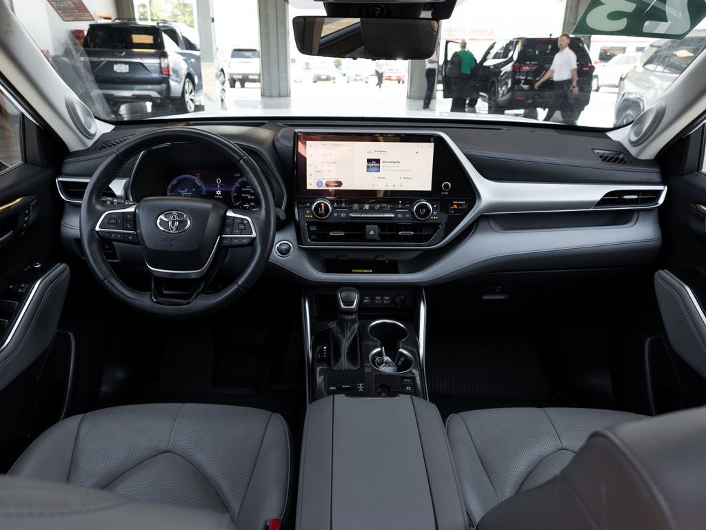 2023 Toyota Highlander Hybrid Platinum