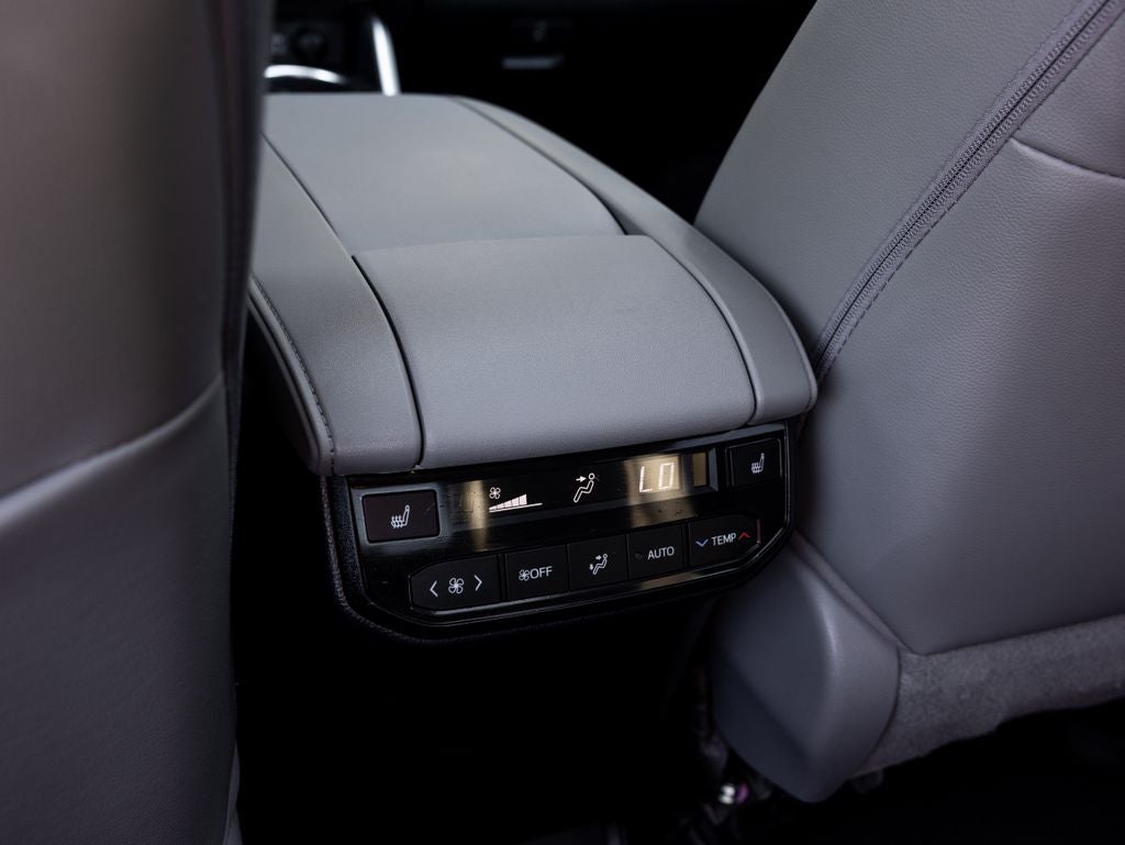 2023 Toyota Highlander Hybrid Platinum