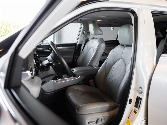 2023 Toyota Highlander Hybrid Platinum