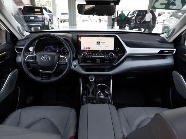 2023 Toyota Highlander Hybrid Platinum