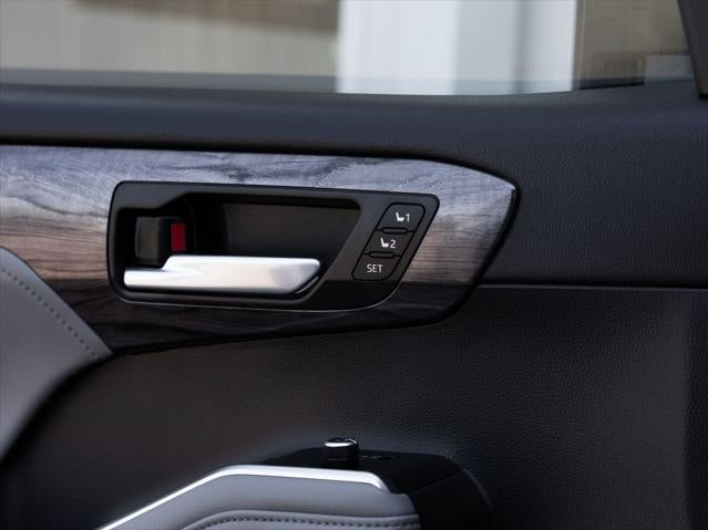 2023 Toyota Highlander Hybrid Platinum