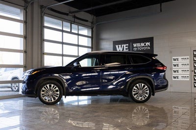2023 Toyota Highlander Hybrid Platinum