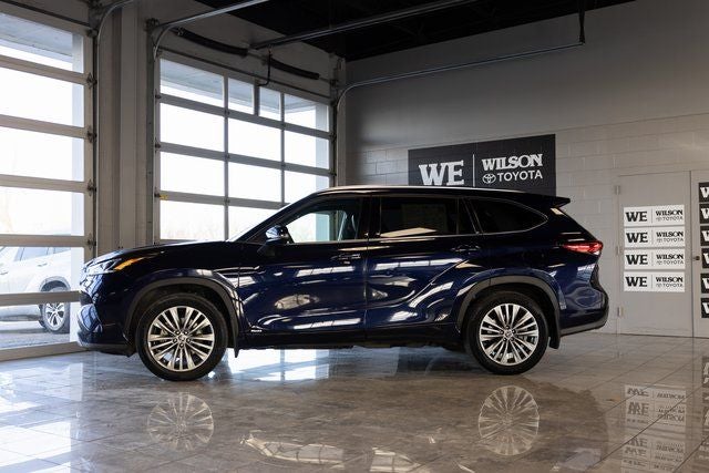 2023 Toyota Highlander Hybrid Platinum