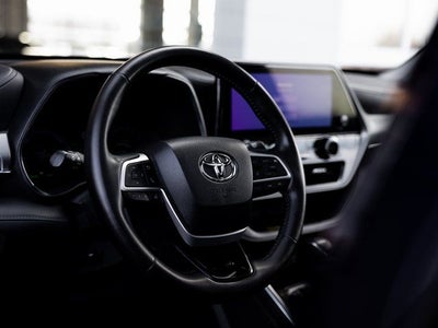 2023 Toyota Highlander Hybrid Platinum