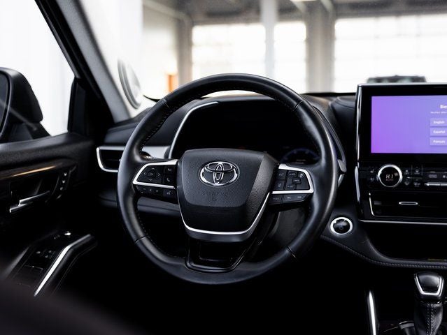 2023 Toyota Highlander Hybrid Platinum
