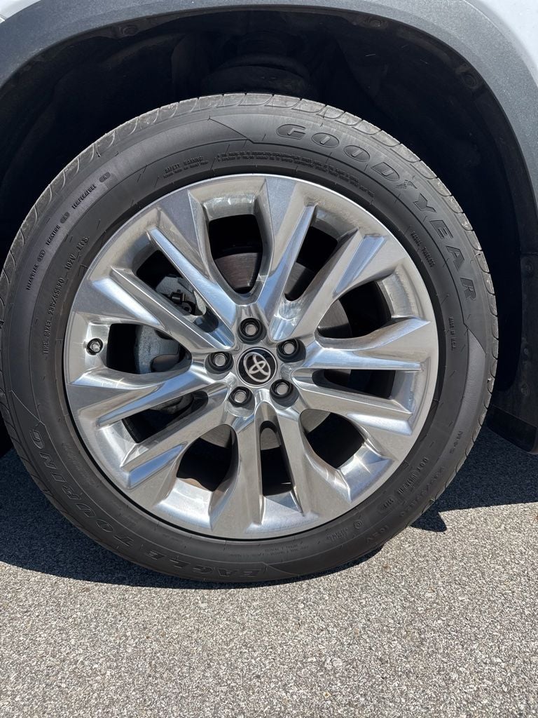 2024 Toyota Highlander LE