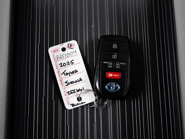 2025 Toyota Sienna LE 8 Passenger