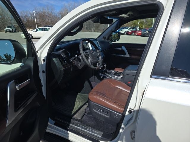 2016 Toyota Land Cruiser Base